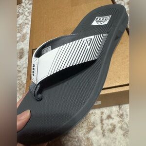 Reef Men’s Black Flip Flop with White Striped Strap